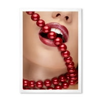 DesignArt „Девојче уста со црвен кармин гризејќи ги црвените бисери“ модерен врамен уметнички принт