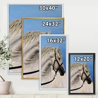 Затвори од бел коњ во браздата врамена фотографија од платно уметност